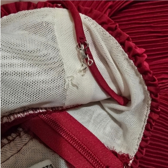 Mac Duggal Prom/Evening/Formal Gown Sz 6 *Flaw shown in pic- needs tiny repair* - Picture 4 of 7